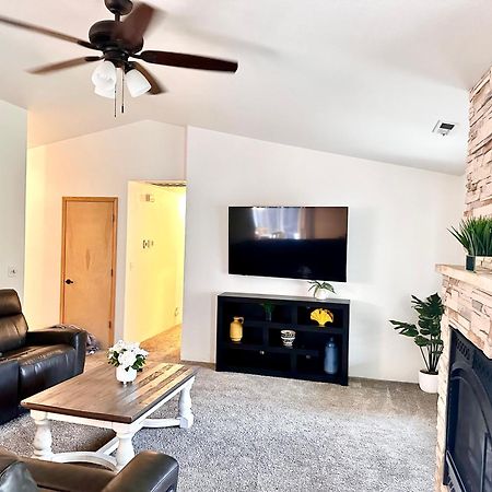 Hot Tub! King Bed-Firepitt-Near Airport& Freeway Βίλα Μέντφορντ Εξωτερικό φωτογραφία