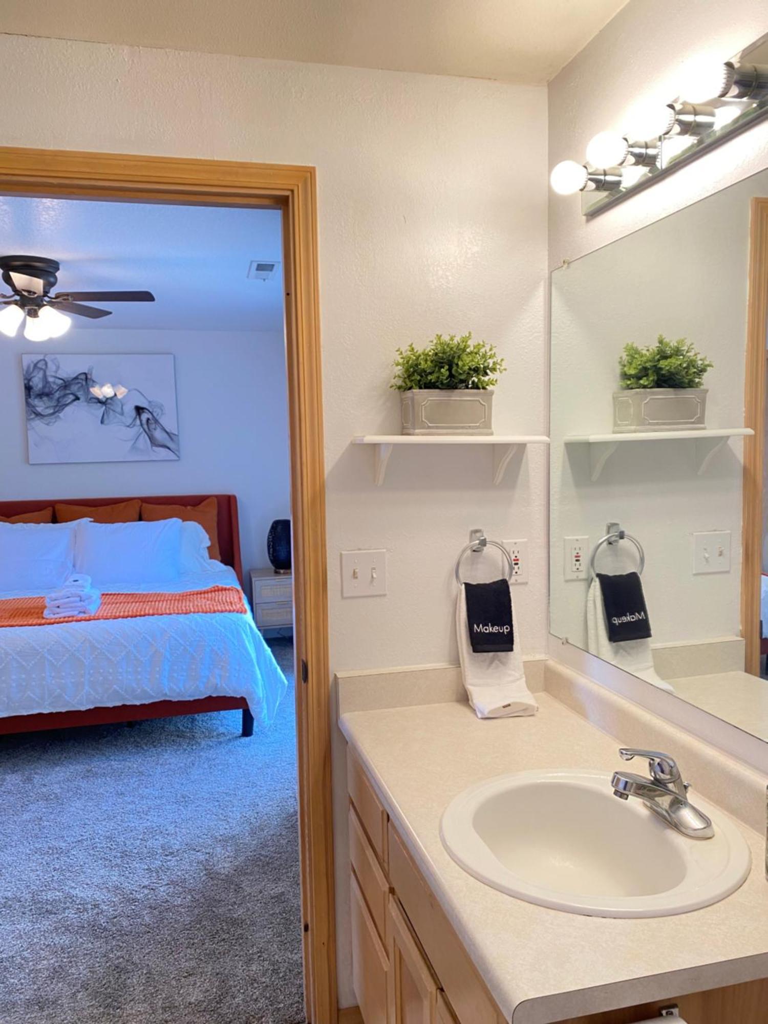 Hot Tub! King Bed-Firepitt-Near Airport& Freeway Βίλα Μέντφορντ Εξωτερικό φωτογραφία