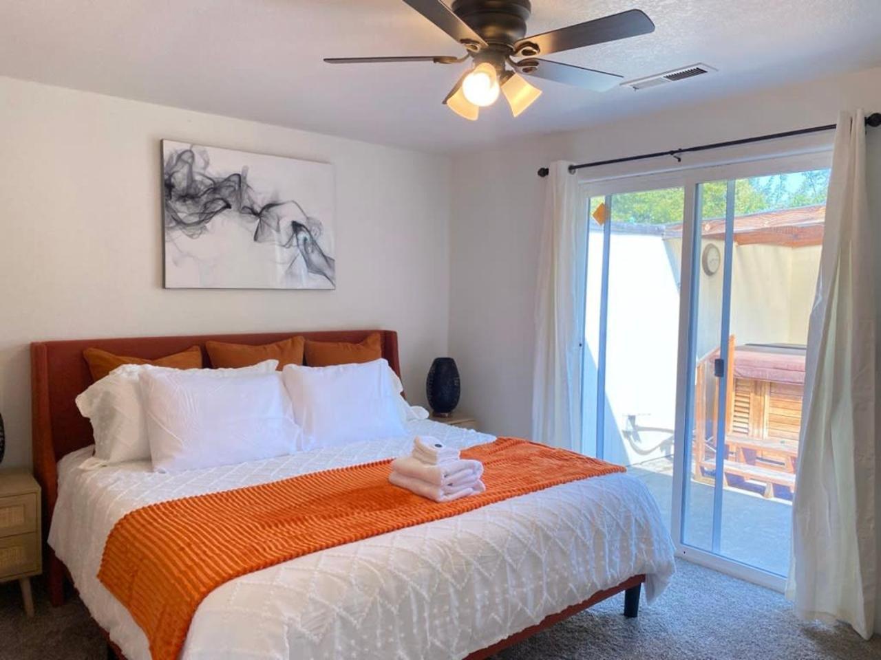 Hot Tub! King Bed-Firepitt-Near Airport& Freeway Βίλα Μέντφορντ Εξωτερικό φωτογραφία