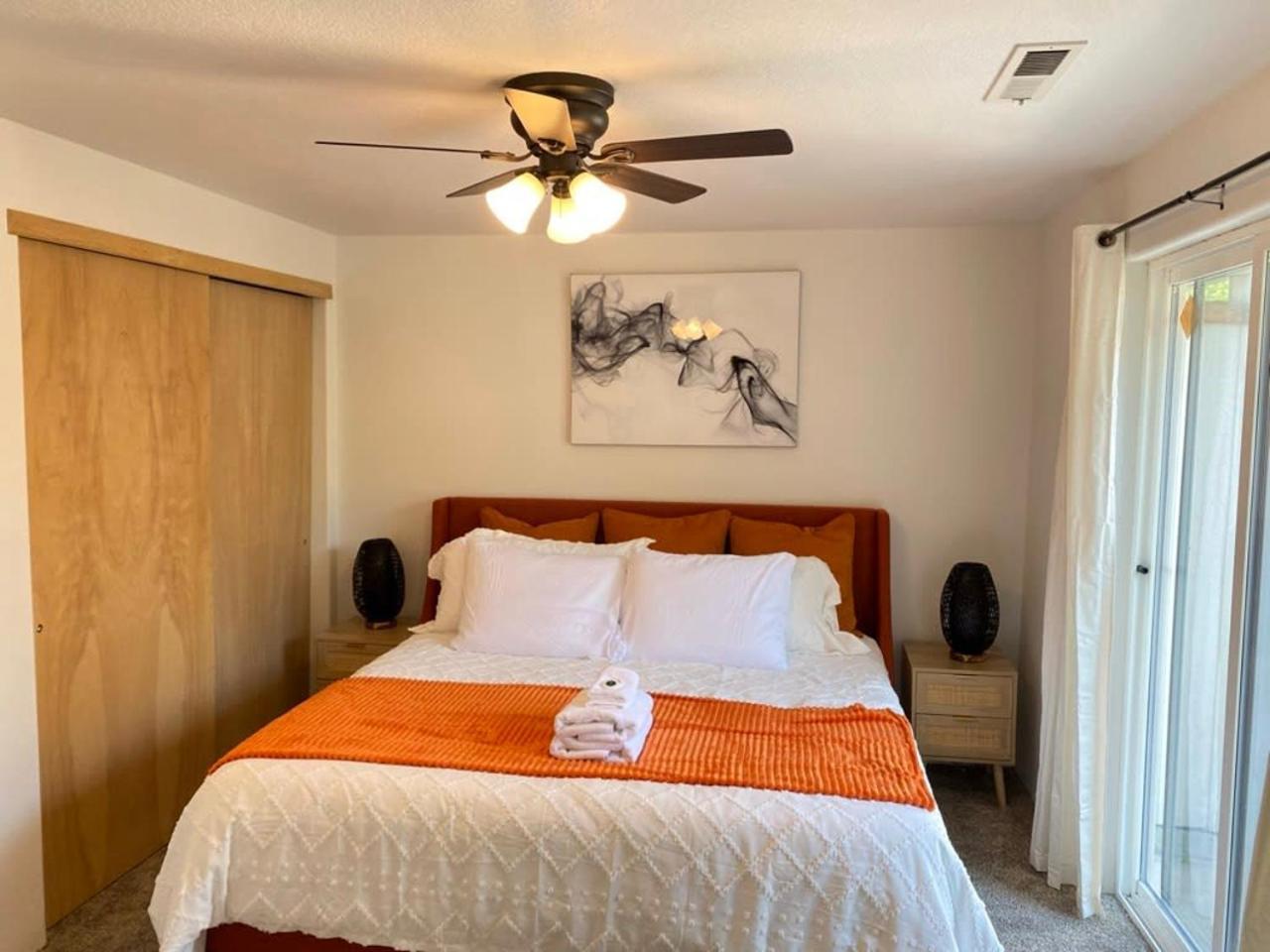 Hot Tub! King Bed-Firepitt-Near Airport& Freeway Βίλα Μέντφορντ Εξωτερικό φωτογραφία