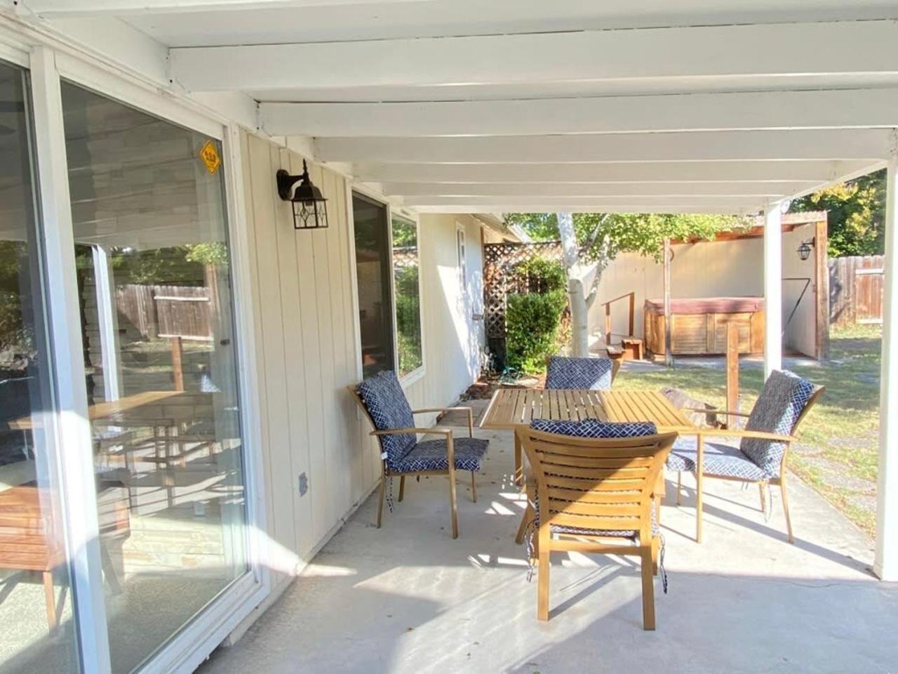 Hot Tub! King Bed-Firepitt-Near Airport& Freeway Βίλα Μέντφορντ Εξωτερικό φωτογραφία