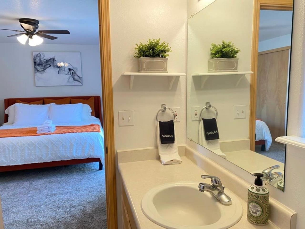 Hot Tub! King Bed-Firepitt-Near Airport& Freeway Βίλα Μέντφορντ Εξωτερικό φωτογραφία