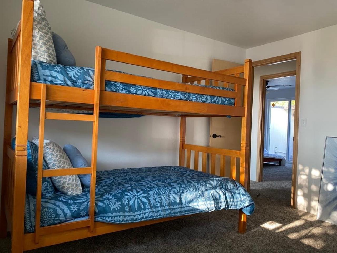 Hot Tub! King Bed-Firepitt-Near Airport& Freeway Βίλα Μέντφορντ Εξωτερικό φωτογραφία