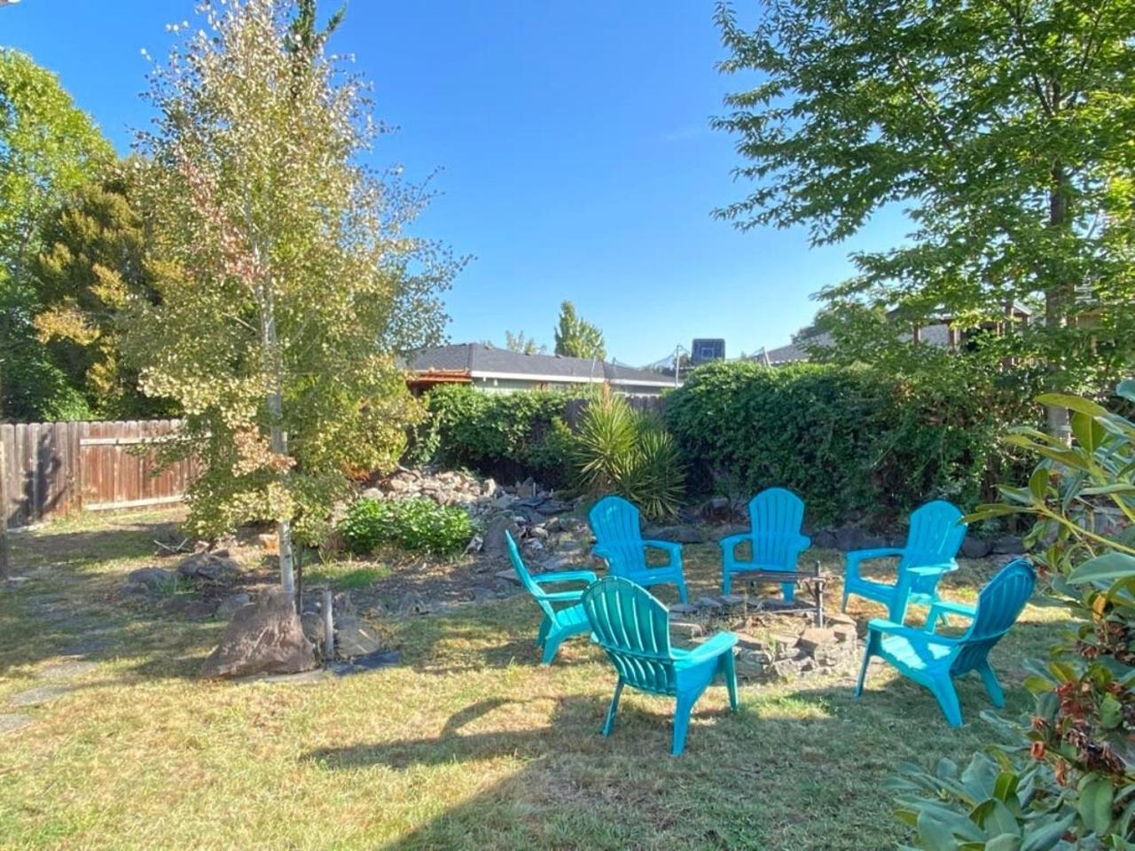 Hot Tub! King Bed-Firepitt-Near Airport& Freeway Βίλα Μέντφορντ Εξωτερικό φωτογραφία