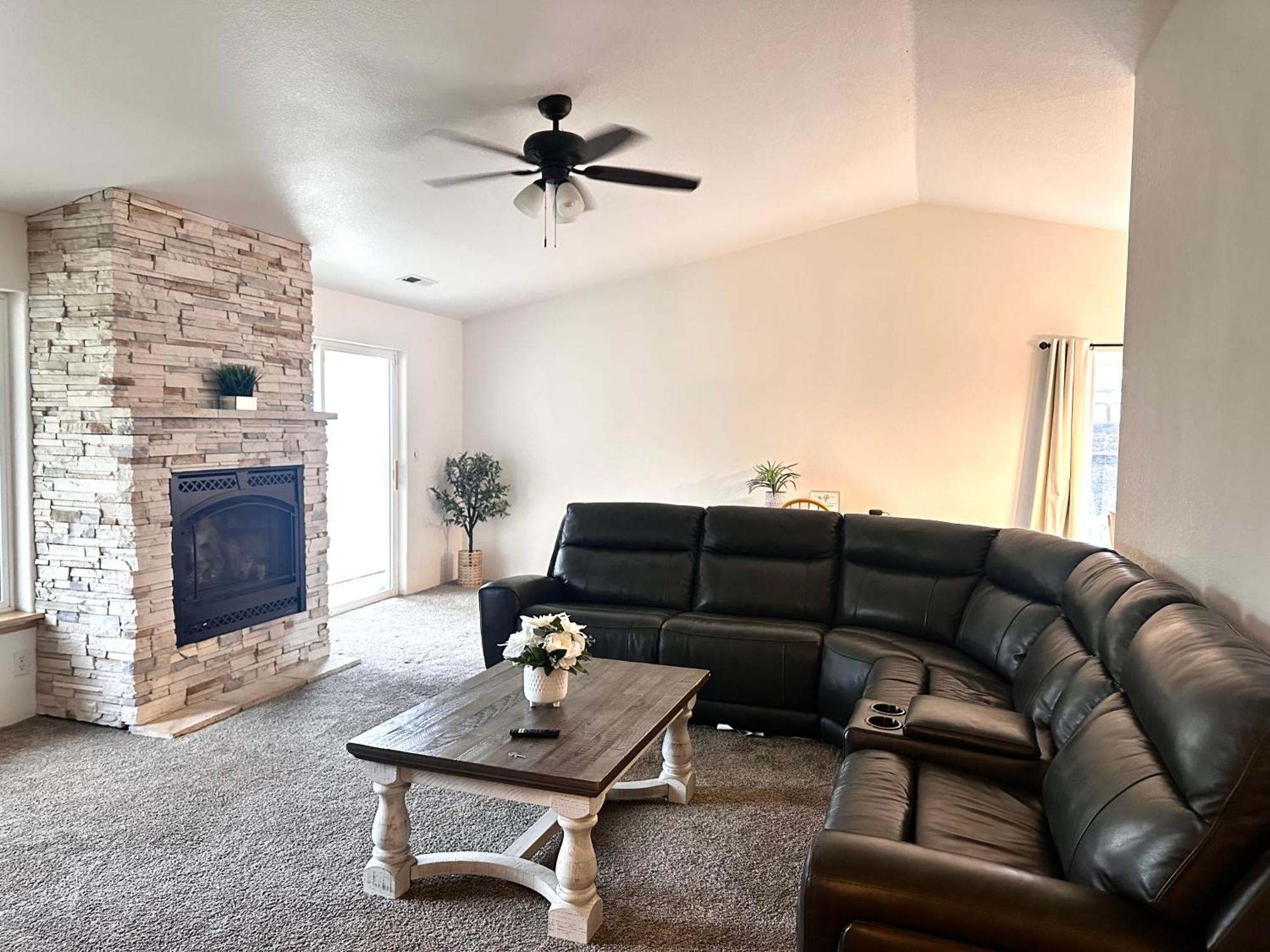 Hot Tub! King Bed-Firepitt-Near Airport& Freeway Βίλα Μέντφορντ Εξωτερικό φωτογραφία