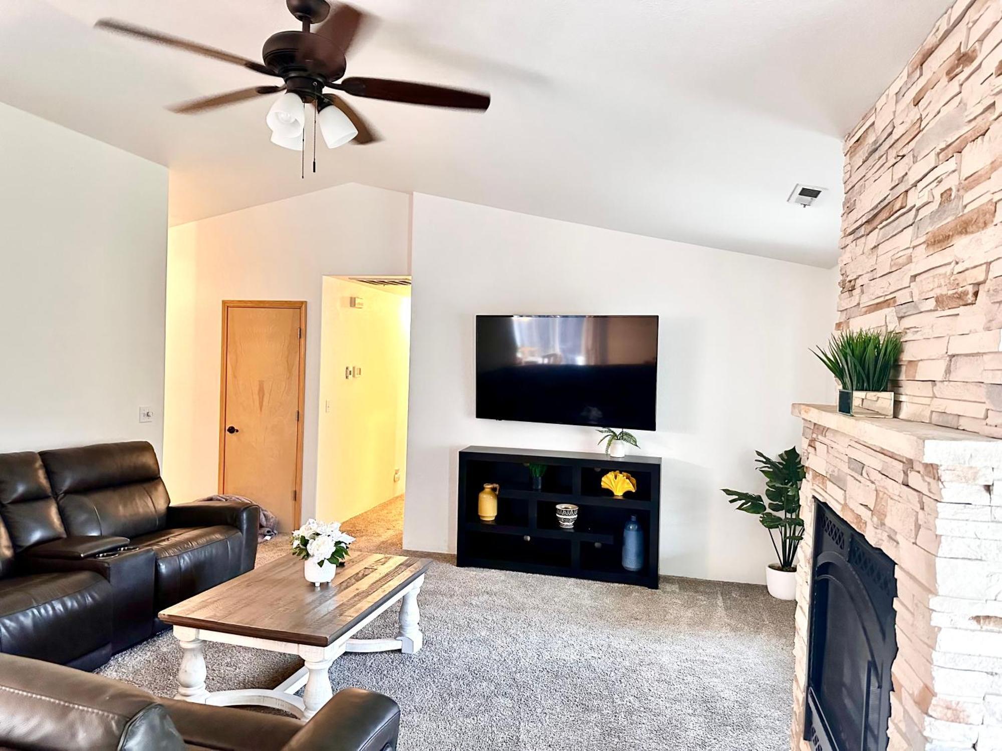 Hot Tub! King Bed-Firepitt-Near Airport& Freeway Βίλα Μέντφορντ Εξωτερικό φωτογραφία